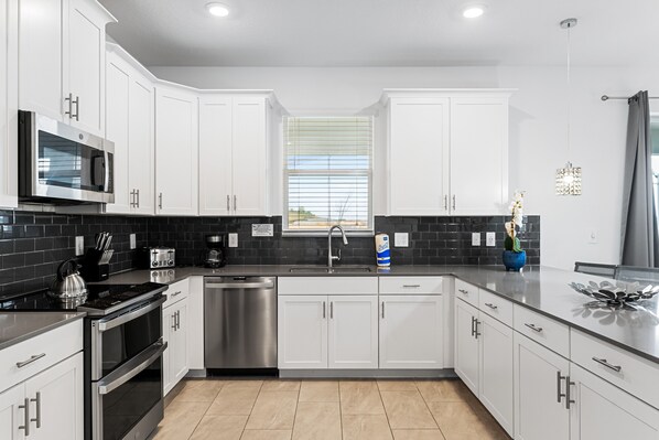 Réfrigérateur, four à micro-ondes, un four, surface de cuisson