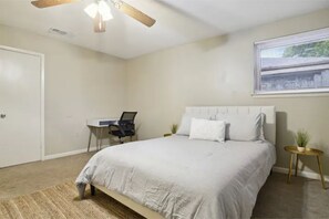 3 bedrooms, desk, WiFi, bed sheets