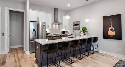 Modern Nashville Retreat • Rooftop Hot Tub + Views