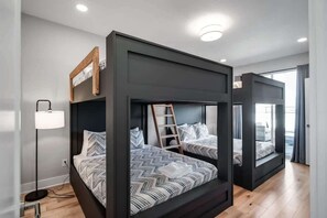 4 slaapkamers, een strijkplank/strijkijzer, reisbedje, wifi