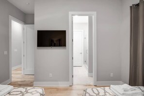 4 slaapkamers, een strijkplank/strijkijzer, reisbedje, wifi