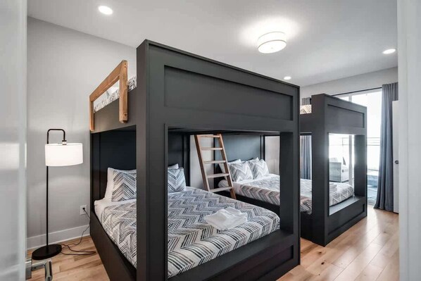 4 slaapkamers, een strijkplank/strijkijzer, reisbedje, wifi