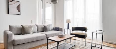 Una televisión, un reproductor estéreo