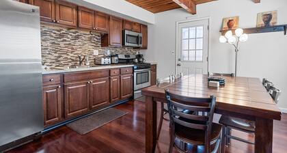 The Rock House - Smart TV, Fireplace, Fenced Yard, BBQ