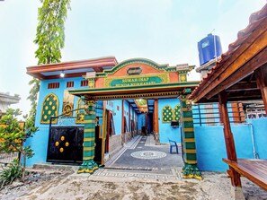 A colorful entrance with a sign reading "Rumah Inap". - Spot On 91811 Rumah Inap Bunda Nurhayati (Tanak Awu)