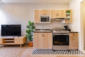 Kjøleskap, mikrobølgeovn, ovn og kokeplater