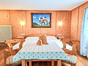 5 bedrooms, travel cot, free WiFi, bed sheets