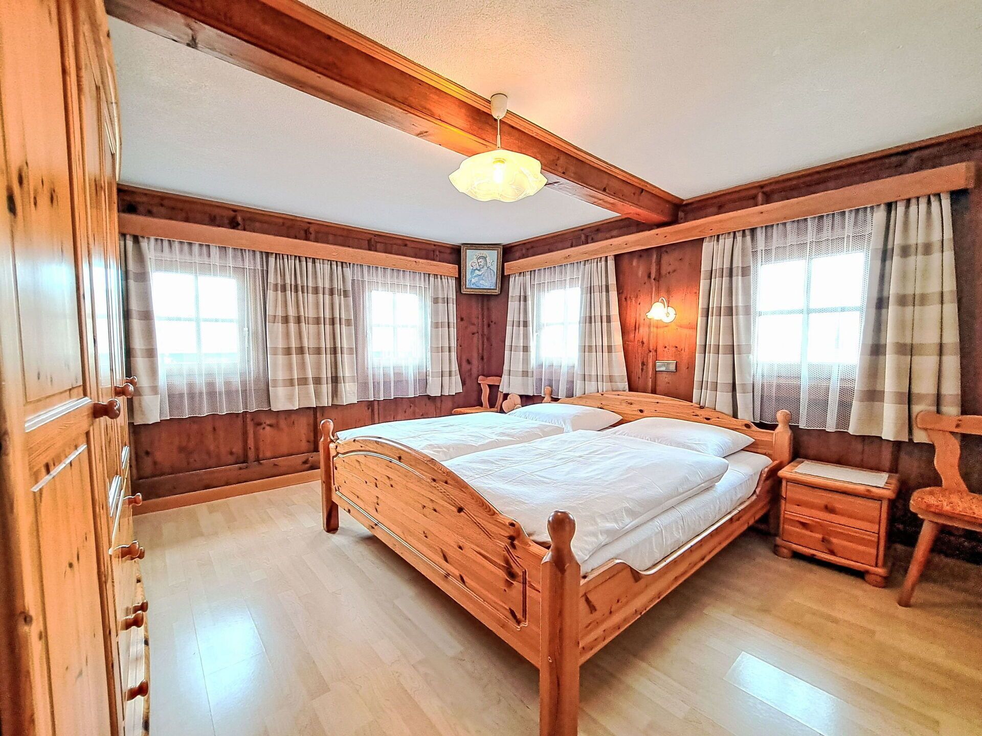 5 Schlafzimmer, Reisekinderbett, kostenloses WLAN, Bettwäsche