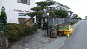 A building with a sign reading "SAISAYAM Moon & Bento". - Guesthouse Amy Monbos (Higashikagawa)