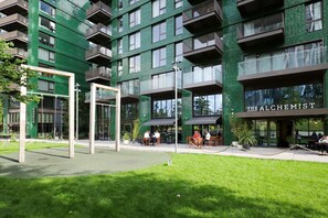 Exterior - Lovely Nine Elms 1BR w/ Concierge, Gym & Cinema, nr Tube, by Blueground (London)
