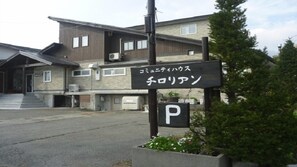 Un edificio con un letrero que indica un área de estacionamiento.