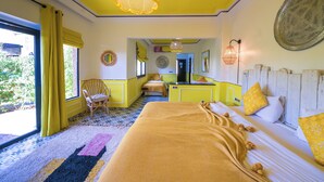 A room with a bed, a chair, a desk, and a mirror. - Maison Daouia (Marrakech)