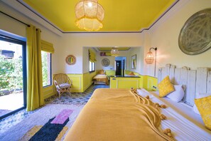 A room with a bed, a chair, a desk, and a mirror. - Maison Daouia (Marrakech)