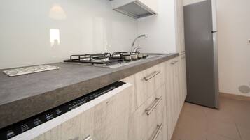 Mikrowelle, Geschirrspüler, Gefrierschrank, Esstisch