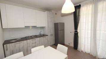 Mikrowelle, Geschirrspüler, Gefrierschrank, Esstisch