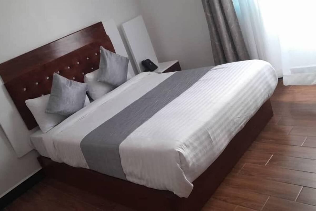 Espacio para trabajar con laptop, wifi gratis y ropa de cama 