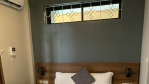 Espacio para trabajar con laptop, wifi gratis y ropa de cama 