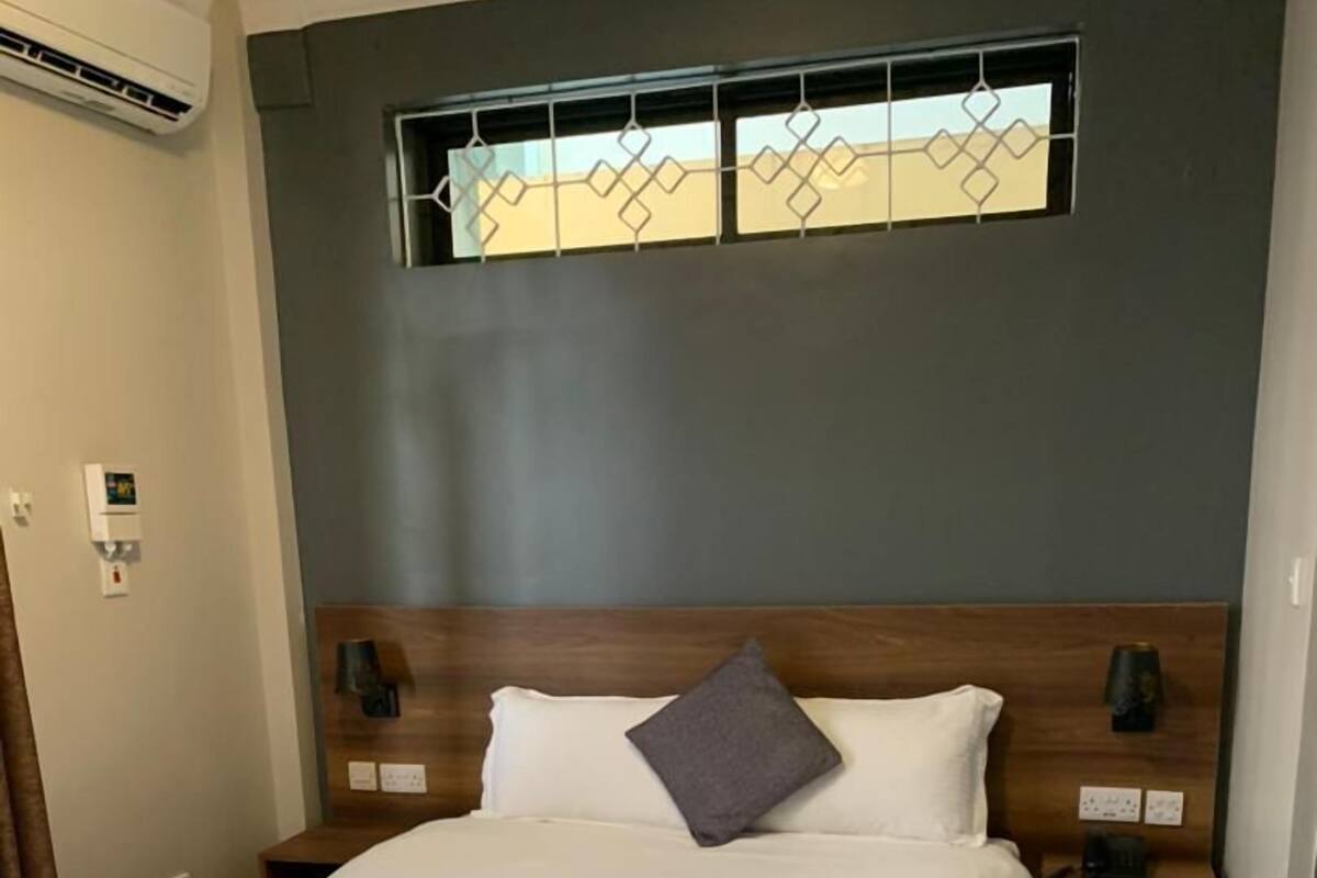 Espacio para trabajar con laptop, wifi gratis y ropa de cama 