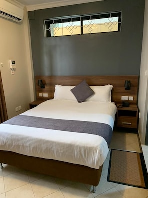 Deluxe enkelrum - 1 kingsize-säng - utsikt mot bergen | Arbetsyta för laptop, gratis wi-fi och sängkläder