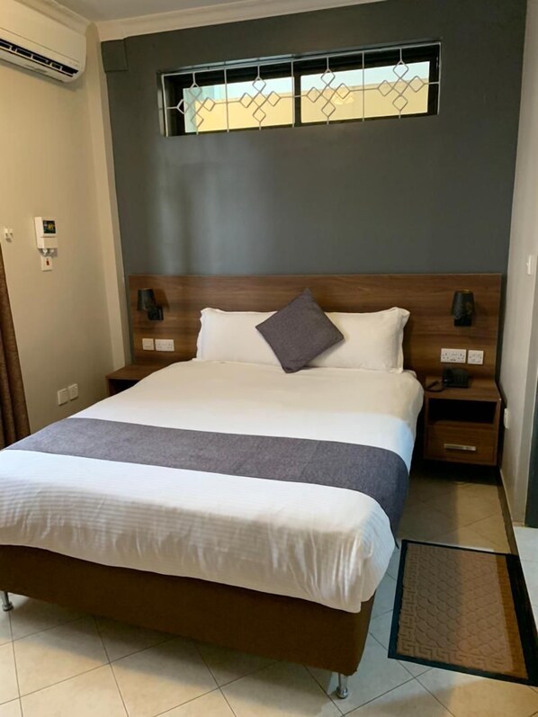 Chambre simple Deluxe, 1 très grand lit, vue sur la montagne | Espace de travail pour ordinateurs portables, accès au Wi-Fi (inclus)