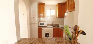 Frigorífico, microondas, placa de cocina y tostadora