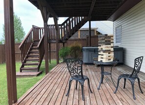 Terrace/patio - Majestic executive home with hot tub and pool table (Red Deer)