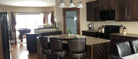 Réfrigérateur, micro-ondes, plaque de cuisson, lave-vaisselle