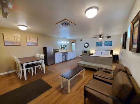 Interior. Majestic Mountain Paradise on the Mighty Columbia River