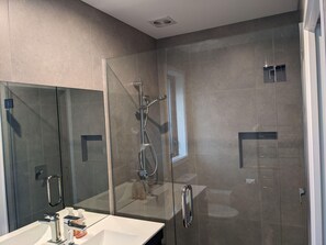 Shower, free toiletries, hair dryer, towels - Cozy Cottage on Begg Lane (Mount Pisa)
