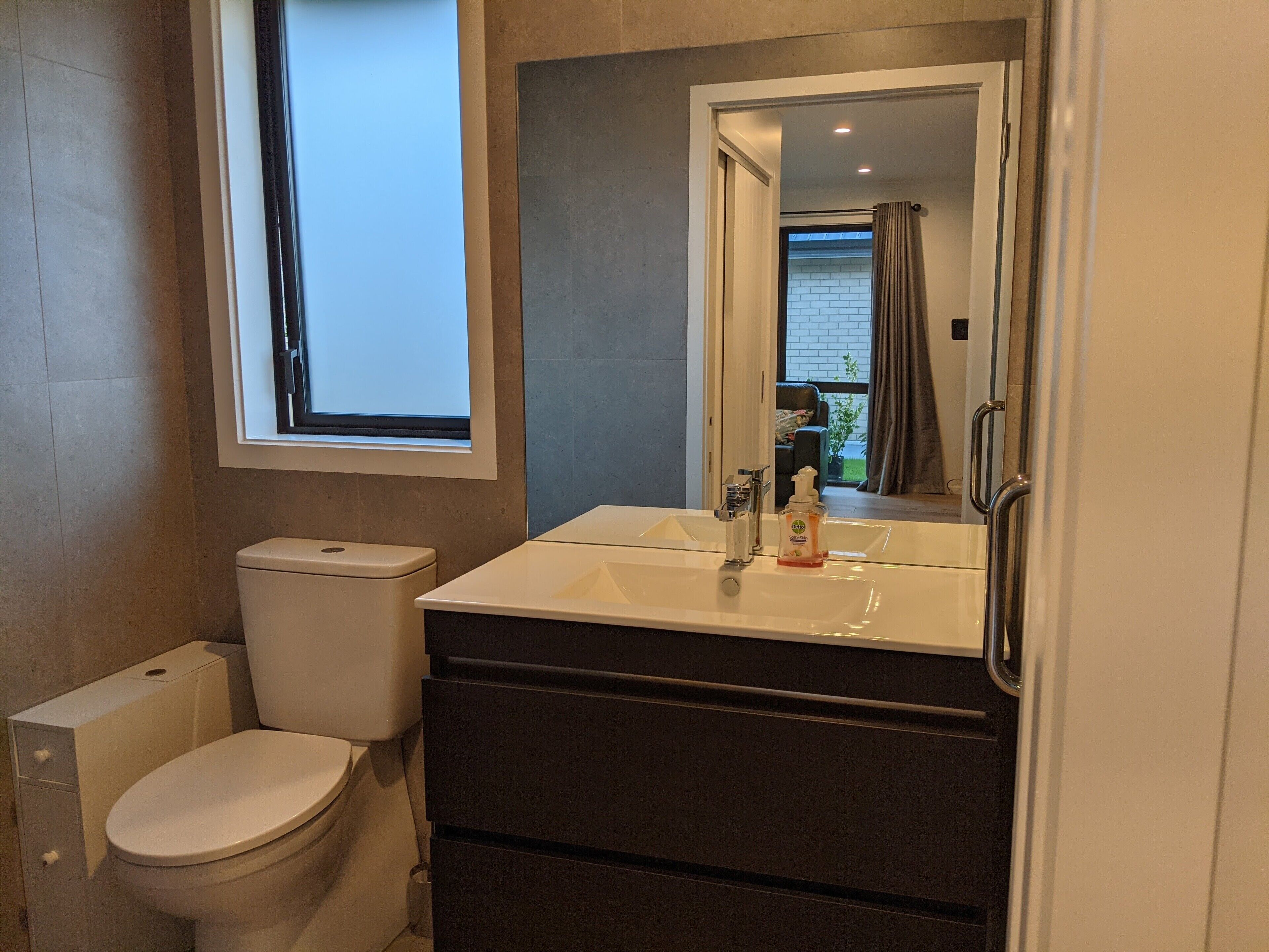 Douche, articles de toilette gratuits, sèche-cheveux