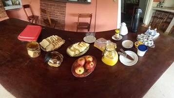 Café da manhã feito na hora grátis todos os dias
