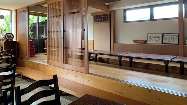 A traditional Japanese-style room with tatami flooring, sliding doors, and a low wooden ceiling. - Hotel Shimizuso (Sakura)
