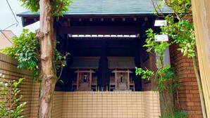 A traditional Japanese entrance with a tiled pathway leading to a covered porch. - Hotel Shimizuso (Sakura)
