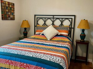 4 bedrooms, free WiFi, bed sheets, wheelchair access - LAKEFRONT HOME WITH AN AMAZING LAKESIDE DECK ONLY 1 HOUR FROM COLLEGE STATION. (Hilltop Lakes)