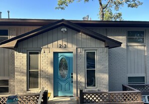 Exterior - LAKEFRONT HOME WITH AN AMAZING LAKESIDE DECK ONLY 1 HOUR FROM COLLEGE STATION. (Hilltop Lakes)