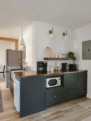 Fridge, microwave, oven, stovetop - Funky 3BR Cottage w/ Private Mini Golf + Fire Pit (Dallas)