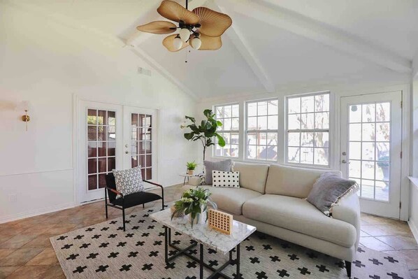 TV, books, offices - Funky 3BR Cottage w/ Private Mini Golf + Fire Pit (Dallas)