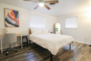 2 makuuhuonetta, työpöytä, ilmainen Wi-Fi, vuodevaatteet