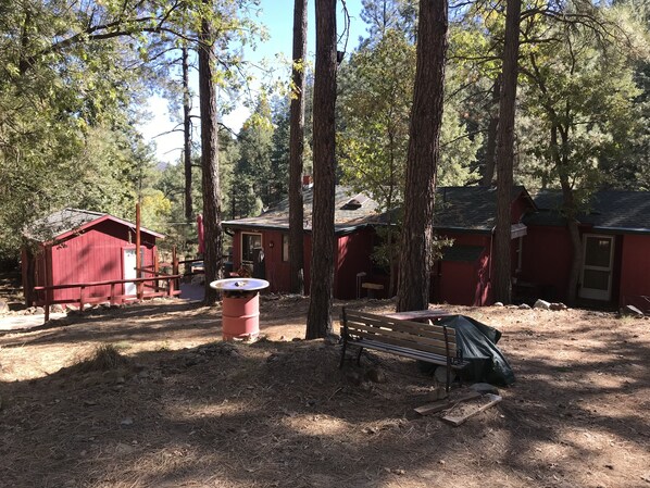 Property grounds - Little Red Cabin In The Prescott Mountains (Prescott)