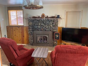 Smart TV, fireplace - Little Red Cabin In The Prescott Mountains (Prescott)