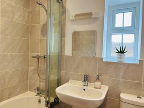 Shower, hair dryer, towels - 1 Bed, Sleeps 2, Parking, Pets Allowed (Caernarfon)