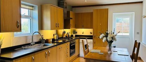 Fridge, oven, stovetop, dishwasher