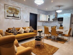 TV - Impeccable & Cozy Gem-5 star Location - Pools, Gym (Accra)