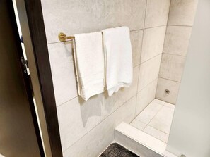 Shower, hair dryer, towels - Impeccable & Cozy Gem-5 star Location - Pools, Gym (Accra)