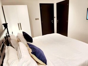 2 bedrooms, WiFi, bed sheets, wheelchair access - Impeccable & Cozy Gem-5 star Location - Pools, Gym (Accra)