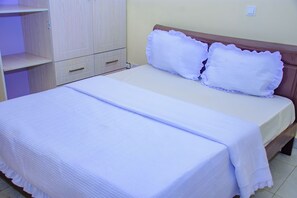 6 makuuhuonetta, silitysrauta/-lauta, Wi-Fi, vuodevaatteet