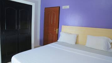 6 bedrooms, iron/ironing board, WiFi, bed sheets