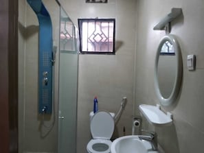 Bathtub, towels