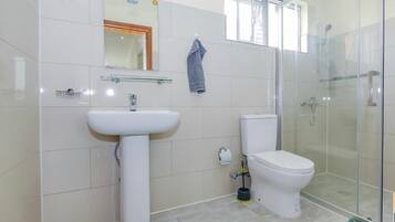 Bathtub, towels