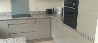 House - Sleeps 5 - Pets Ok - Parking - Garden